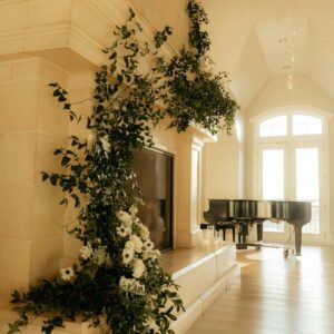 decoración floral y vegetal de chimenea en salón